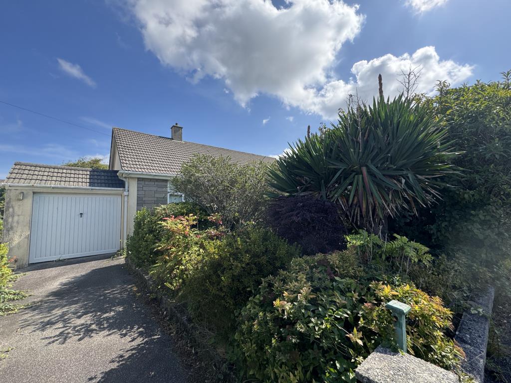 Lot: 169 - DETACHED BUNGALOW FOR IMPROVEMENT - View of the drive